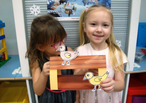 Dziewczynki prezentują wykonany karmnik